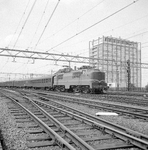 859415 Afbeelding van de electrische locomotief nr. 1225 (serie 1200) van de N.S. met een internationale trein te ...